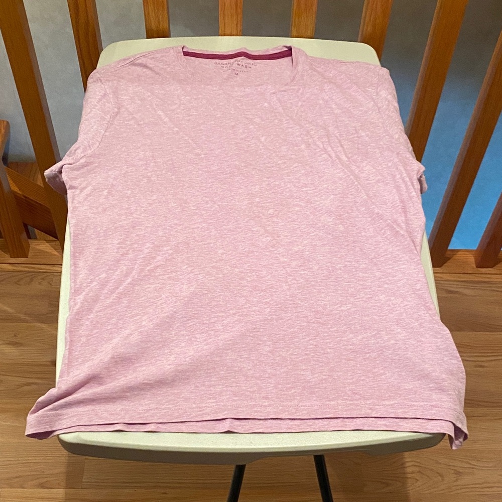Banana Republic short sleeve t-shirt. Color: light Purple. Size: M